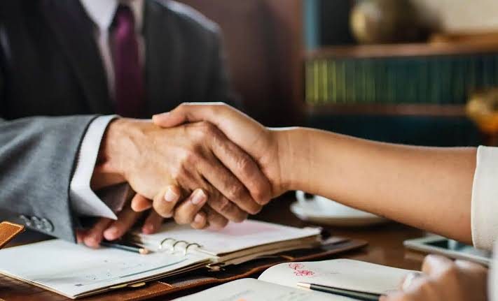Apretón de manos entre abogado y cliente